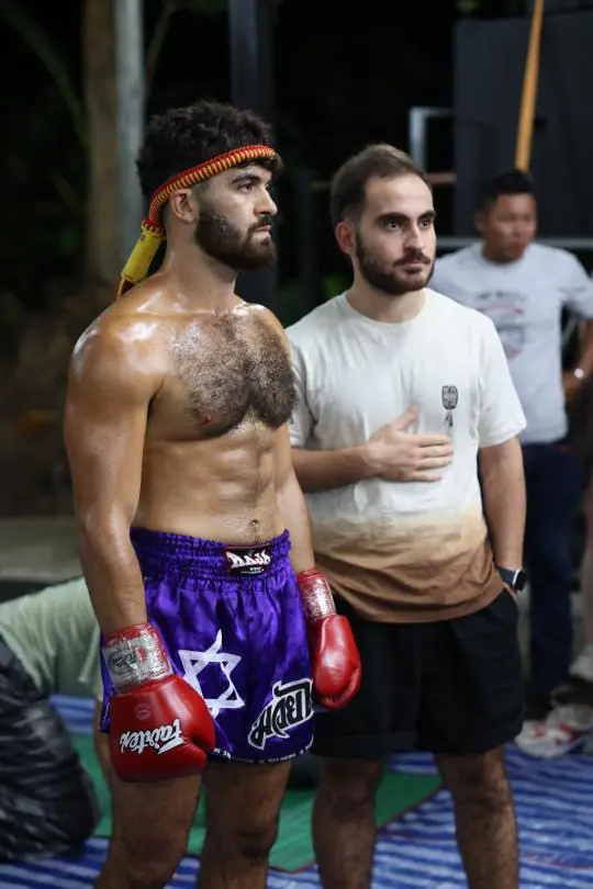 איתי לוי בפינת הקרב לפני קרב מואי תאי בתאילנד