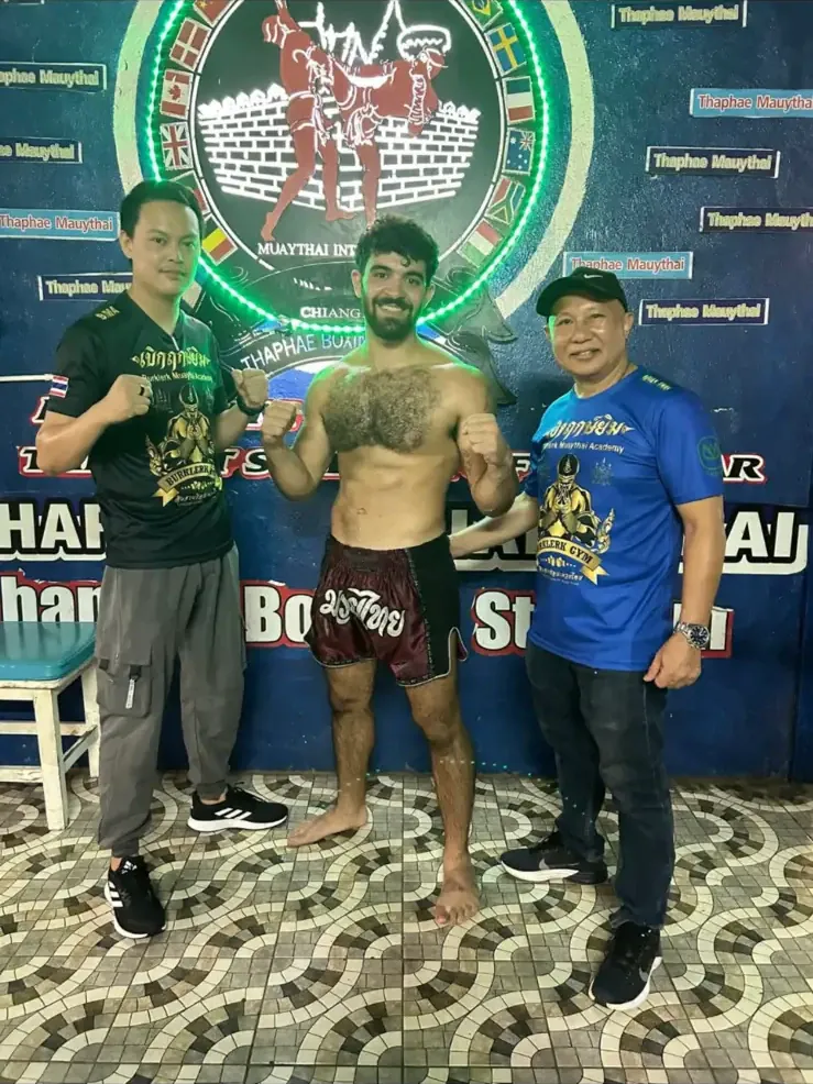 איתי לוי לצד מאמני מואי תאי ב-Thaphae Muay Thai בצ׳יאנג מאי